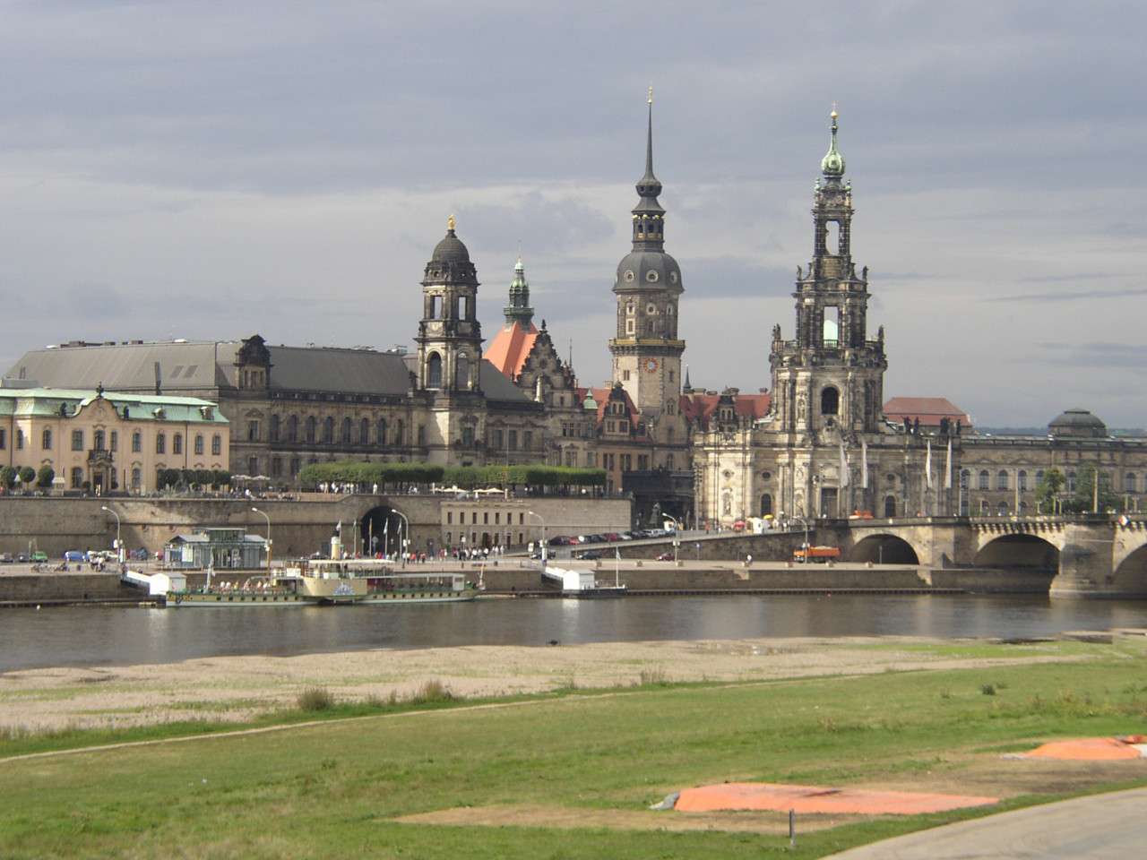 Blick auf das Terrassenufer in Dresden